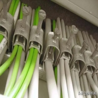 变频器和电机之间的合适距离是几多？？？怎样毗连差别的距离？？？